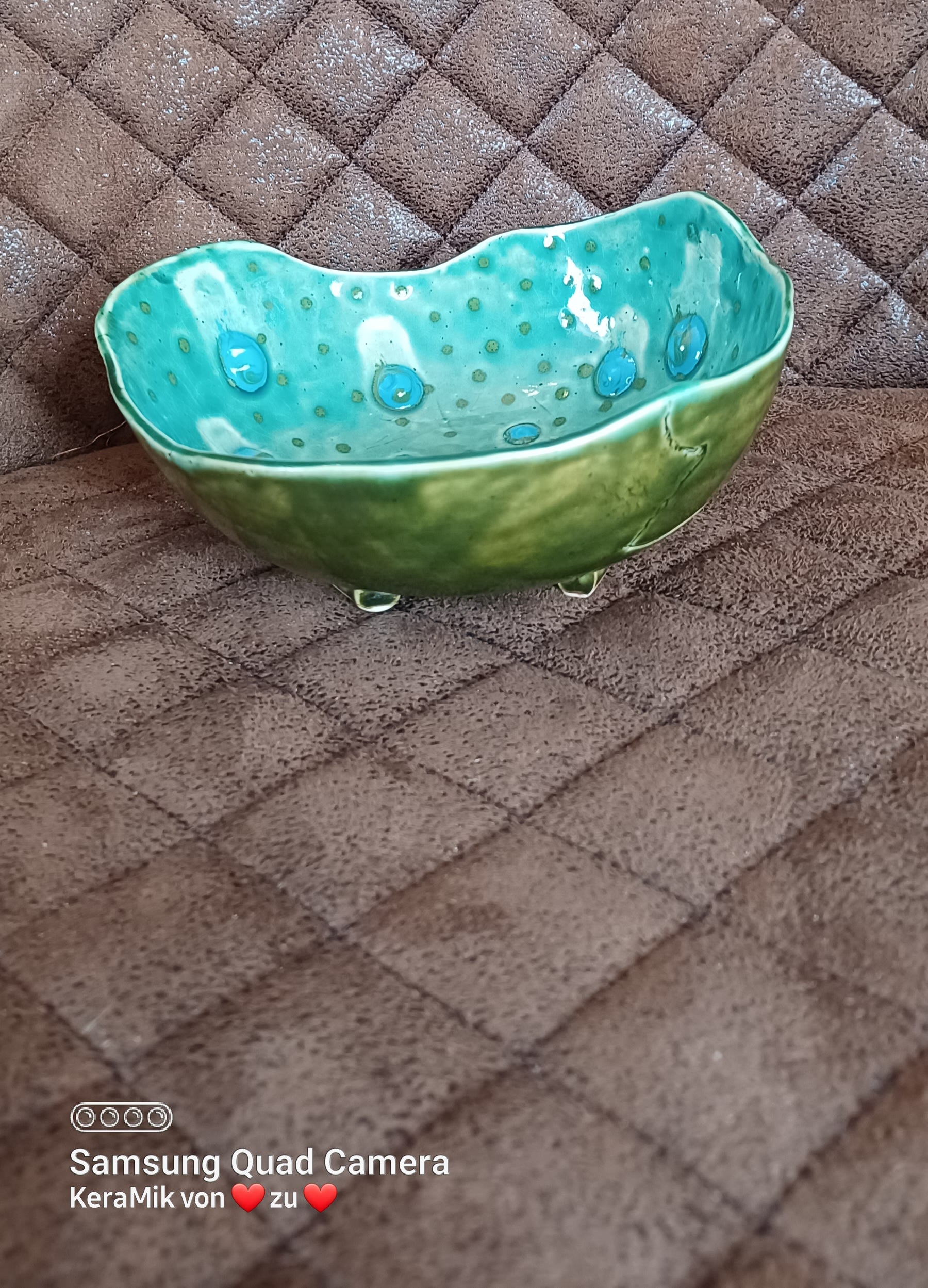 handgefertigte Keramik Schale, grüne Schale mit grünen und blauen Punkten, hangefertigte Keramik Unikate, KeraMik von Herz zu Herz, Keramik Atelier in Augsburg