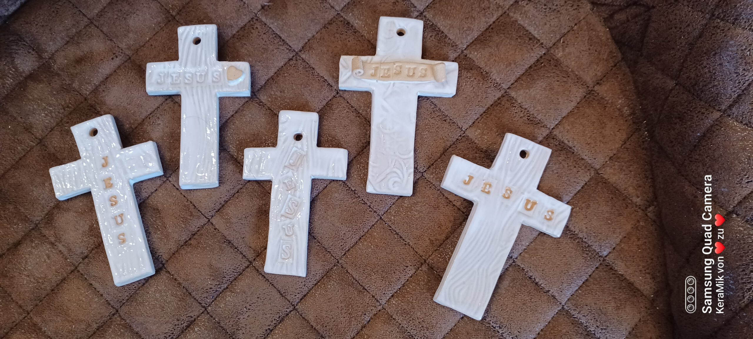 Kreuze, Keramik Kreuze, kleine Kreuze zum Hinhängen, handgefertigte Kreuze, KeraMik von Herz zu Herz