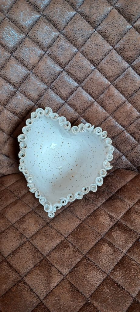 Herzförmige Schale, handgefertigte Herzschale, weiße Keramik Schüssel. Herzschale mit Rosen, KeraMik von Herz zu Herz
