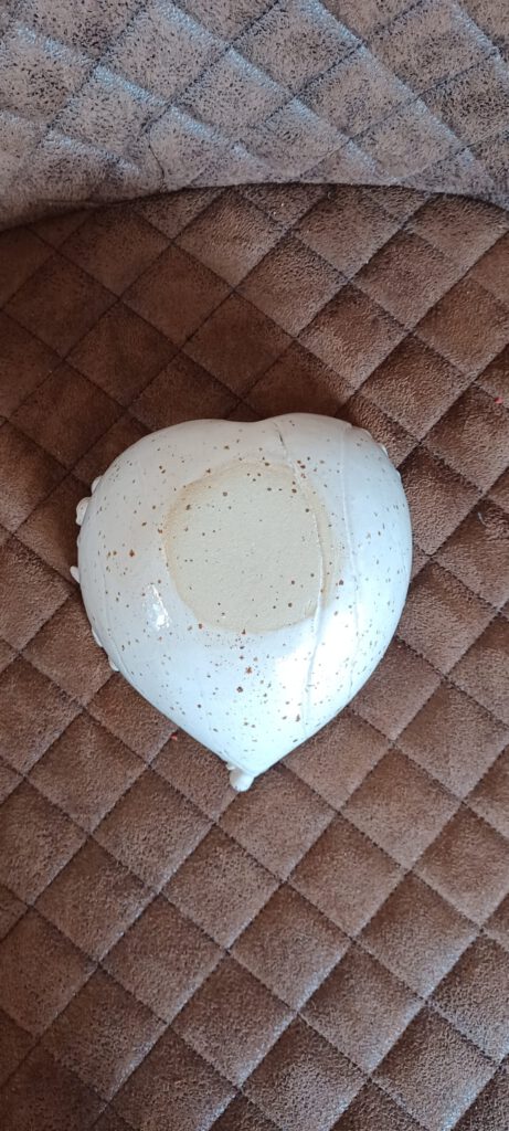 Herzförmige Schale, handgefertigte Herzschale, weiße Keramik Schüssel. Herzschale mit Rosen, KeraMik von Herz zu Herz