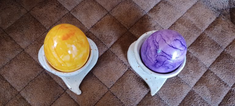 Eierbecher, Keramik Eierbecher, handgefertigte Eierbecher, Herzeierbecher aus Keramik, weiße Eierbecher mit grünen Punkten, KeraMik von Herz zu Herz
