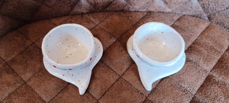Eierbecher, Keramik Eierbecher, handgefertigte Eierbecher, Herzeierbecher aus Keramik, weiße Eierbecher mit roten Punkten, KeraMik von Herz zu Herz