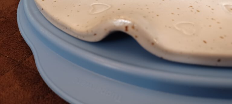 weiße Tortenplatte, Keramik Kuchenplatte, handgefertigte Kuchenplatte aus Keramik, KeraMik von Herz zu Herz, Kuchenplatte weiß mit Herzabdrücken, Atelier für Keramik Unikate