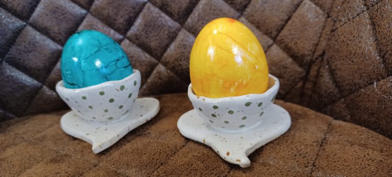 Eierbecher, Keramik Eierbecher, handgefertigte Eierbecher, Herzeierbecher aus Keramik, weiße Eierbecher mit grünen Punkten, KeraMik von Herz zu Herz
