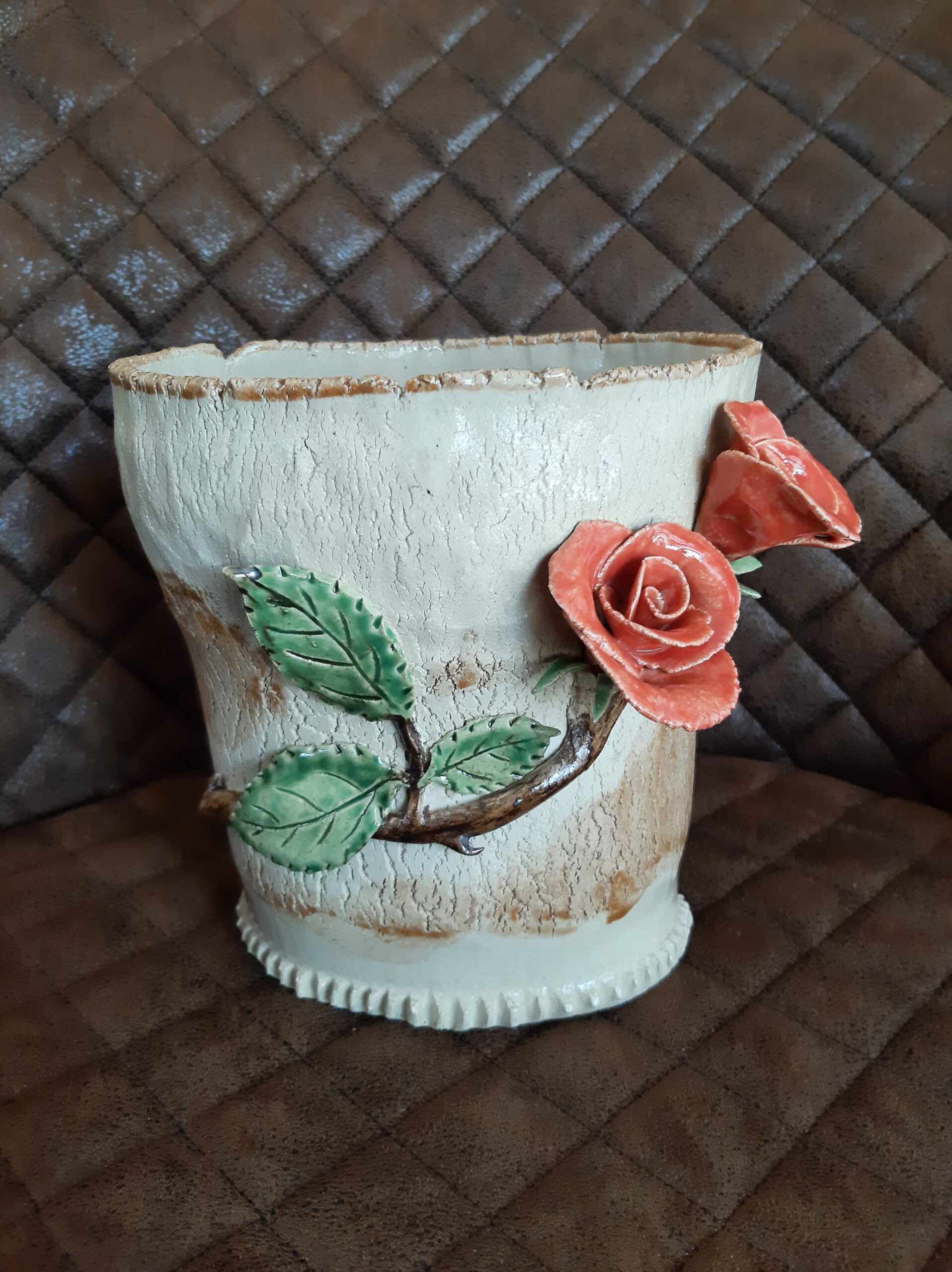 handgefertigte Vase mit Rosenranke, Keramik von Herz zu Herz, Keramik Kunst, Clay Art, individuelle Keramik Geschenke, Rosenkunst