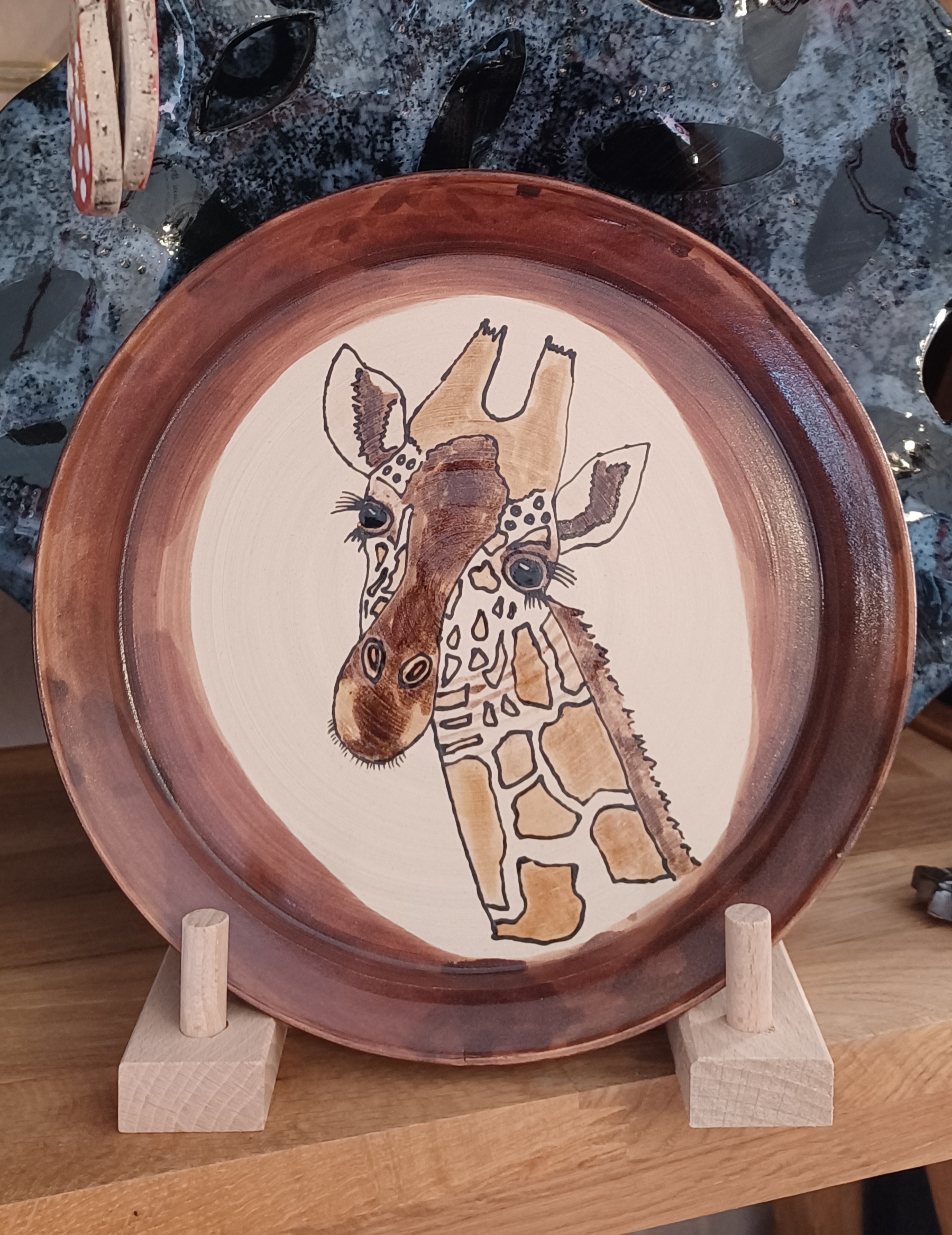 Keramik Teller mit Giraffenmotiv, handgetöpferter Teller, handgemalte Giraffe, besonderer Keramik Teller, individuelle Geschenke aus Keramik, KeraMik von Herz zu Herz