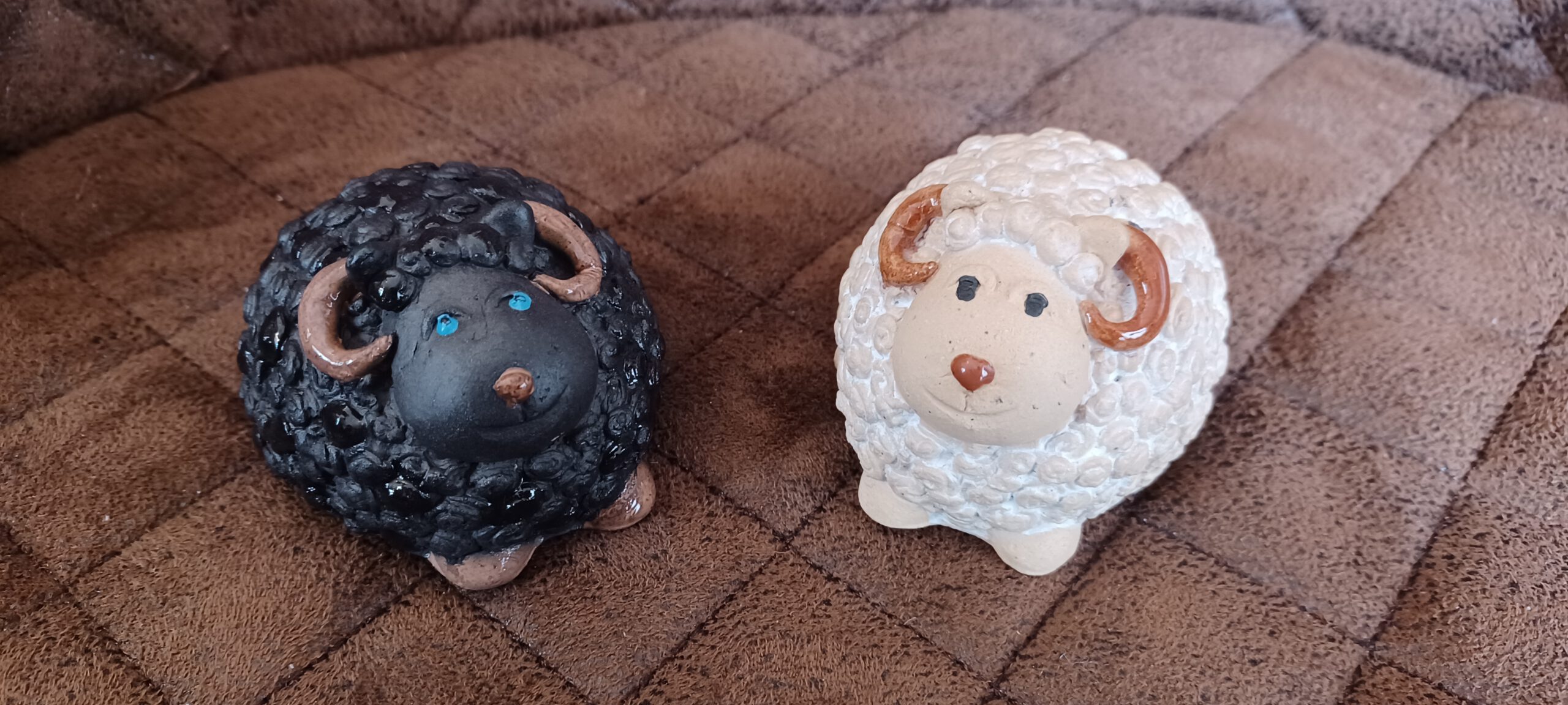 Schäfchen, Keramik Schafe, weiß & schwarzes Keramik Schaf Paar, handgefertigte Keramik Unikate, Geschenke aus Keramik, KeraMik von Herz zu Herz