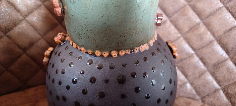 Kugel mit Krone, Keramik Krone auf Kugel, Gartenkugel Keramik, originelle Gartenkeramik, individuelle Kugel, KeraMik von Herz zu Herz, Atelier für Keramik Einzelstücke, besondere Keramik Geschenke