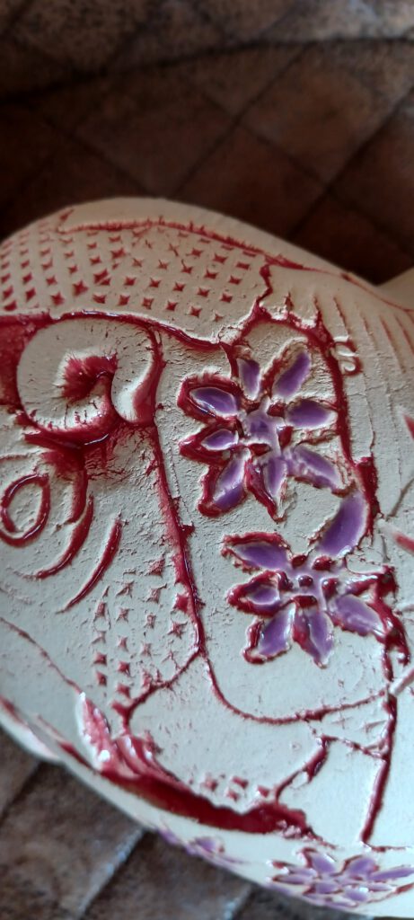 Gartenstecker Herz, Herzstabspitze, Herz mit rot und amethystfarbigen Akzenten, Keramik Objekt für den Garten, Herz aus Ton, KeraMik von Herz zu Herz, Clayart