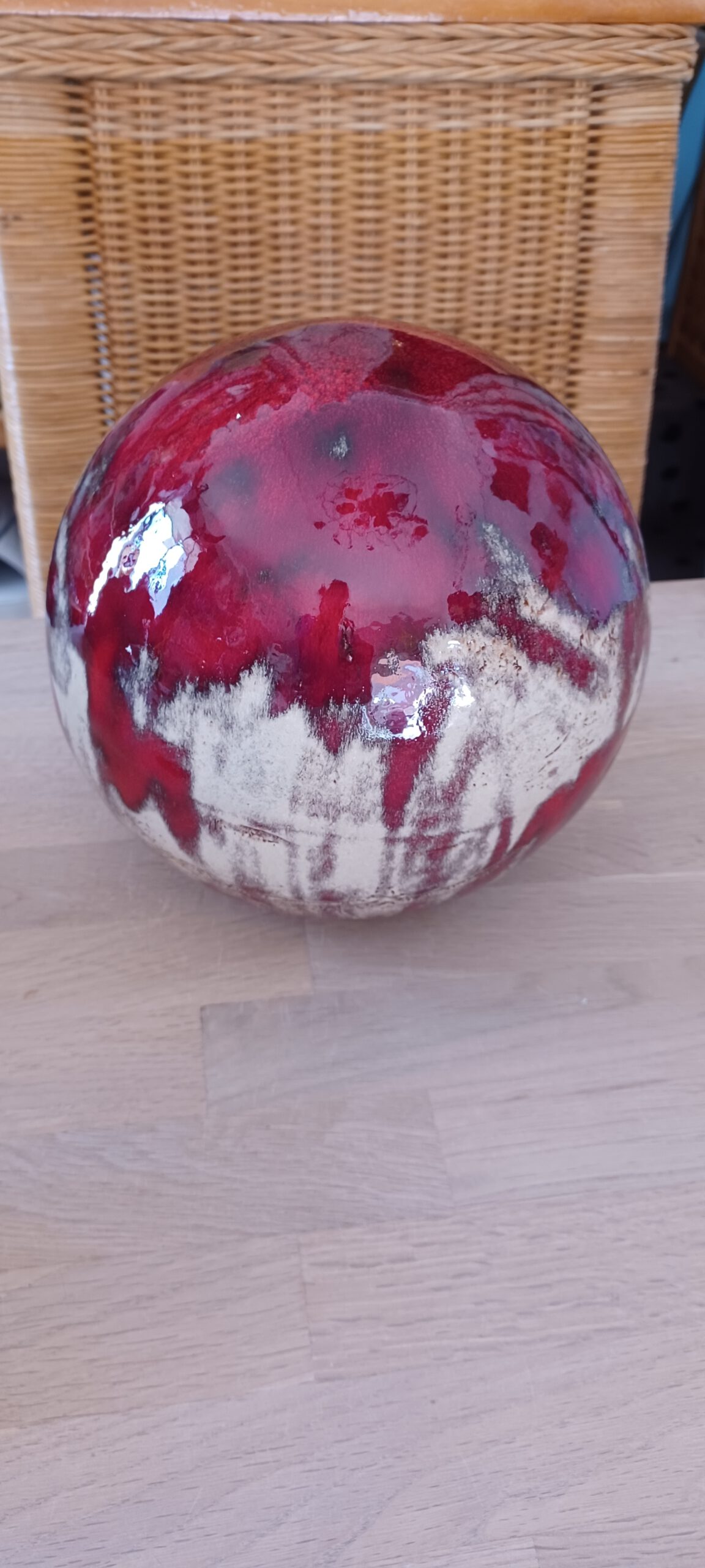 Kugel wild rot, Keramik Kugel, Gartenkugel in rot, originelle Keramik Geschenke, KeraMik von Herz zu Herz, Atelier für Keramik Kunst