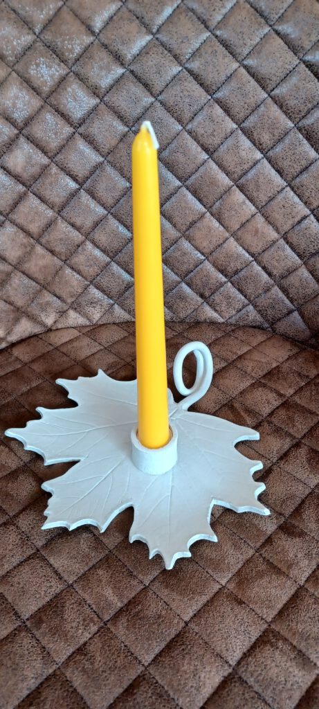 Kerzenhalter, Keramik Kerzenhalter, filigraner Kerzenhalter Blatt, weißer Blattförmiger Kerzenhalter, KeraMik von Herz zu Herz, origineller Kerzenständer