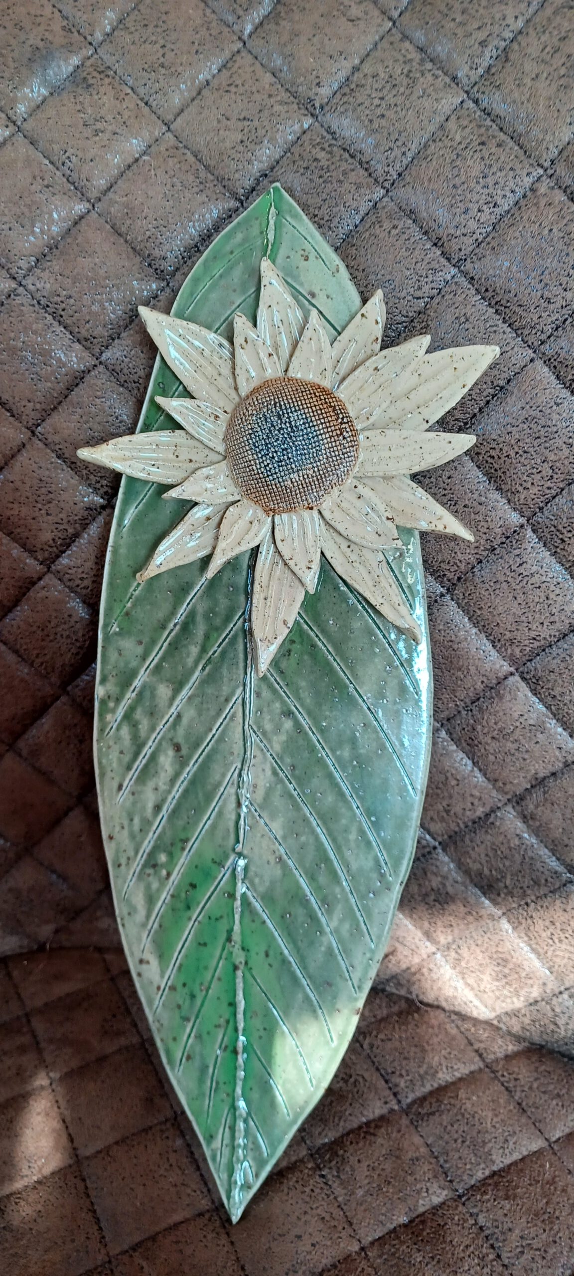 Blatt Teller mit Sonnenblume, handgefertigte Sonnenblume, Keramik Kunst Sonnenblume, KeraMik von Herz zu Herz, Teelicht Halter Blatt