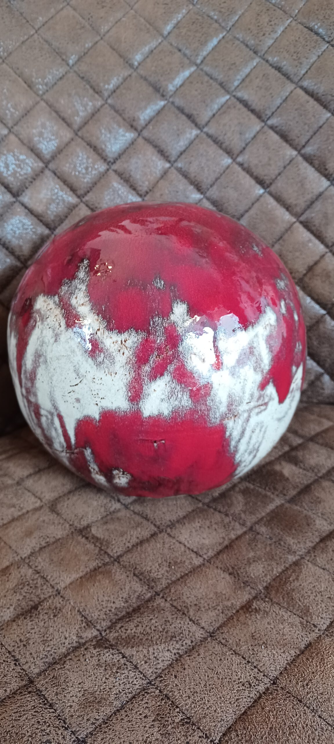 Kugel wild rot, Keramik Kugel, Gartenkugel in rot, originelle Keramik Geschenke, KeraMik von Herz zu Herz, Atelier für Keramik Kunst