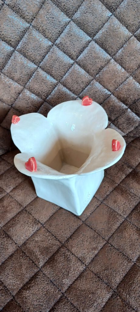 beige Vase, kleine viereckige Vase, Keramik Vase mit Mini Herzen, beige Vase mit roten Mini Herzen, KeraMik von Herz zu Herz, Tischvase