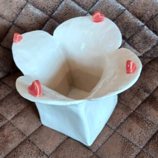 beige Vase, kleine viereckige Vase, Keramik Vase mit Mini Herzen, beige Vase mit roten Mini Herzen, KeraMik von Herz zu Herz, Tischvase